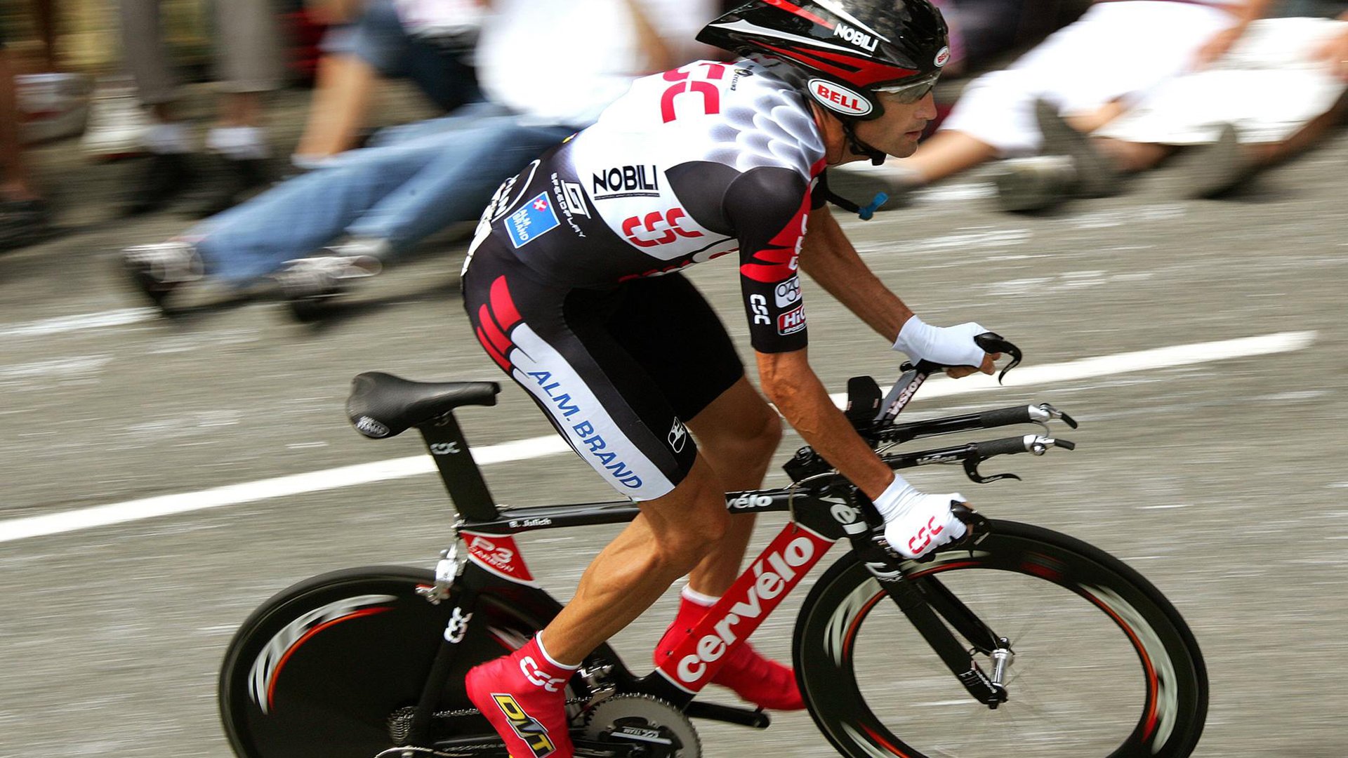 “全力出击！四川省体育馆自由搏击选手激战正酣”